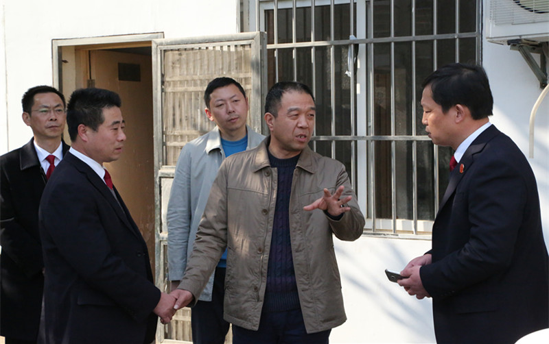 图六：市中院党组书记肖笛与武穴花桥人民法庭干警亲切交谈.jpg