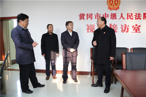 图二：刘美频实地察看视频接访室.jpg