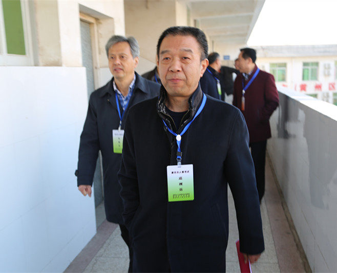 图三：市中院党组书记肖笛巡视考场.jpg