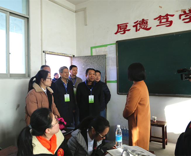 图五：市中院党组书记肖笛与候考考生交谈.jpg