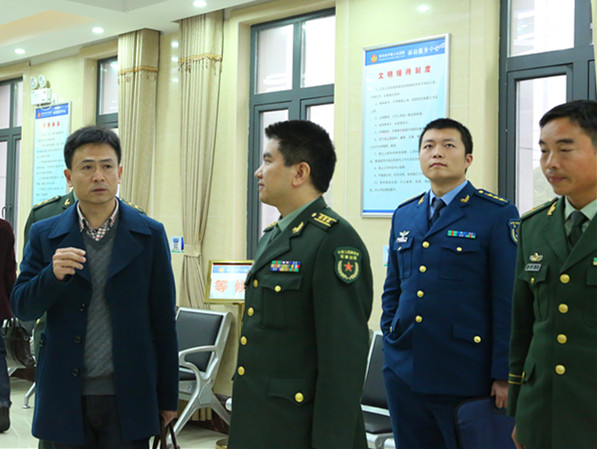 图一 参观诉讼服务中心.jpg