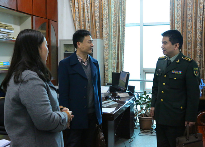 图二 与涉军维权合议庭工作人员亲切交流.jpg
