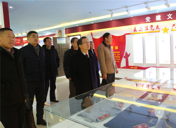 图一：参会人员参观浠水法院党建阵地建设.jpg