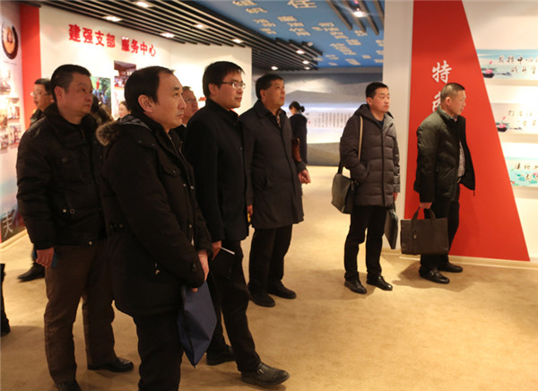 图二：参会人员参观罗田法院党建阵地建设.jpg