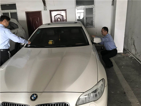 有钱不还，宝马车扣押.jpg