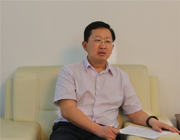 省高院一级巡视员程宝清率队到团风法院看望慰问受伤