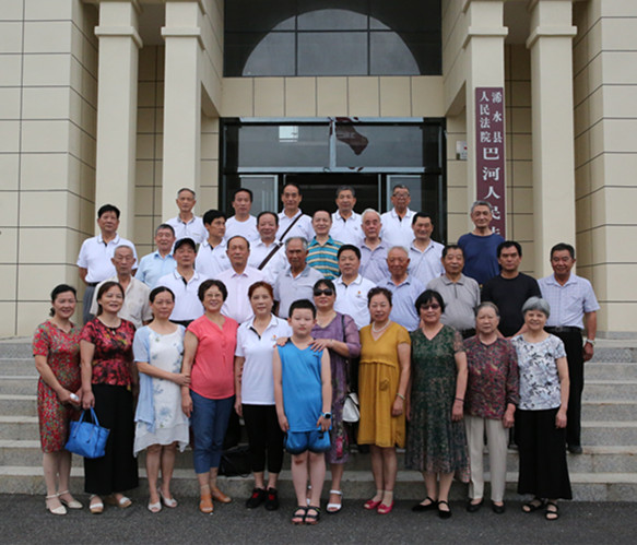 图一：市中院老干代表参观巴河法庭.jpg