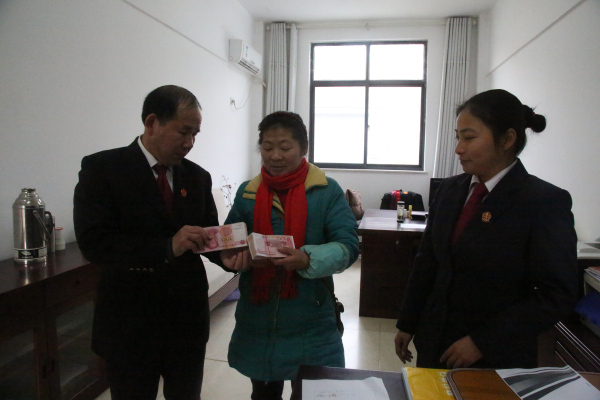 6、原告现场从法官手中领取2万元标的款 - 复件.jpg