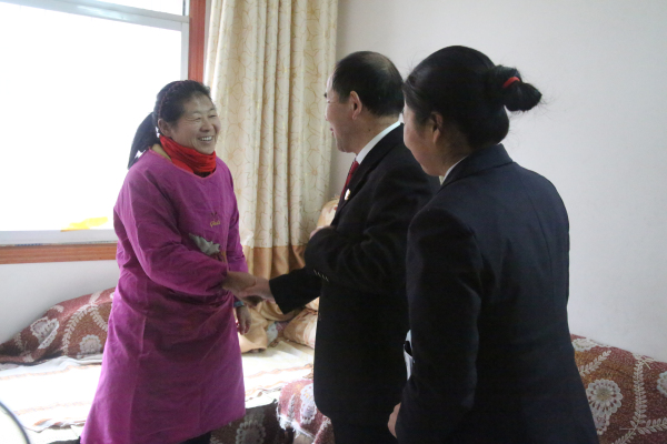 7、原告和法官握手致谢 - 复件.jpg