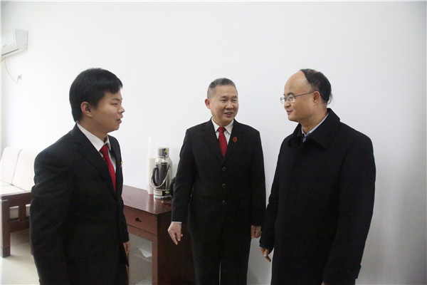 与温泉法庭青年干警亲切交谈.jpg