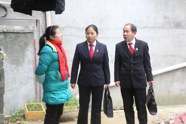 3、法官到原告家看现场 - 复件.jpg