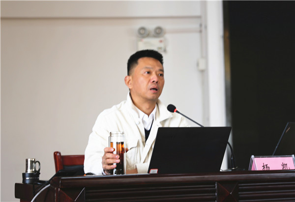 杨凯.jpg
