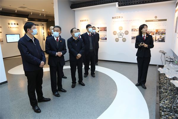 参观文化展厅.JPG